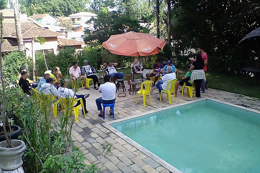 Roda de convivência ao lado da piscina